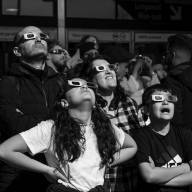 Dupuis Andre Une famille eblouie devant la premiere eclipse solaire totale visible a Montreal depuis pres de 100 ans